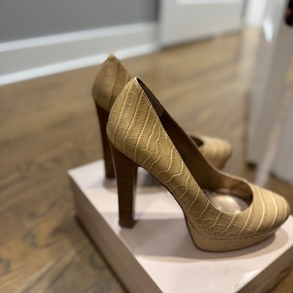 BCBG- BG JODIE Barley colored Croco Pumps, Size 8 1/2 - Picture 4 of 4